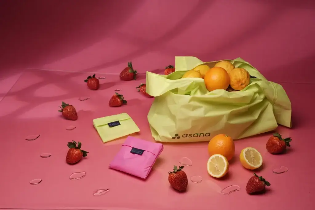 Custom branded reusable bags with fruits and strawberries